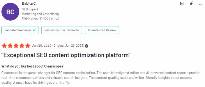 Clearscope analiza los artículos más leídos en su sector utilizando inteligencia artificial para sugerir palabras clave y temas para su contenido.